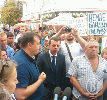 Глава Кулич и милиционер Шевцов говорят с пикетчиками из Черниговторфа Глава Кулич и милиционер Шевцов говорят с пикетчиками из Черниговторфа